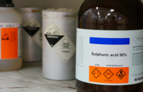 Waar wordt Zwavelzuur (H₂SO₄) voor gebruikt?