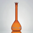 Maatkolven, klasse A, 500 ml, NS 19/26, bruin boro. 3.3, witte maatverdeling en PE-stop