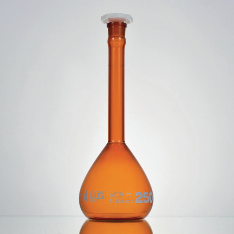 Maatkolven, klasse A, 500 ml, NS 19/26, bruin boro. 3.3, witte maatverdeling en PE-stop