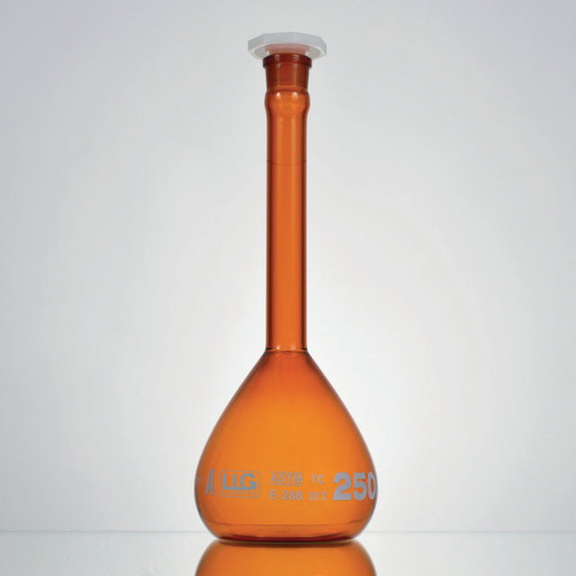 Maatkolven, klasse A, 500 ml, NS 19/26, bruin boro. 3.3, witte maatverdeling en PE-stop