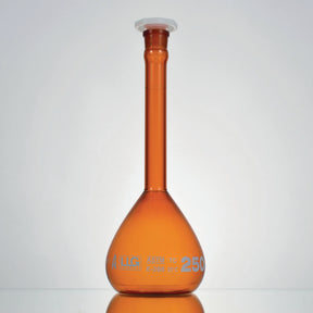 Maatkolven, klasse A, 100 ml, NS 14/23, bruin boro. 3.3, witte maatverdeling en PE-stop