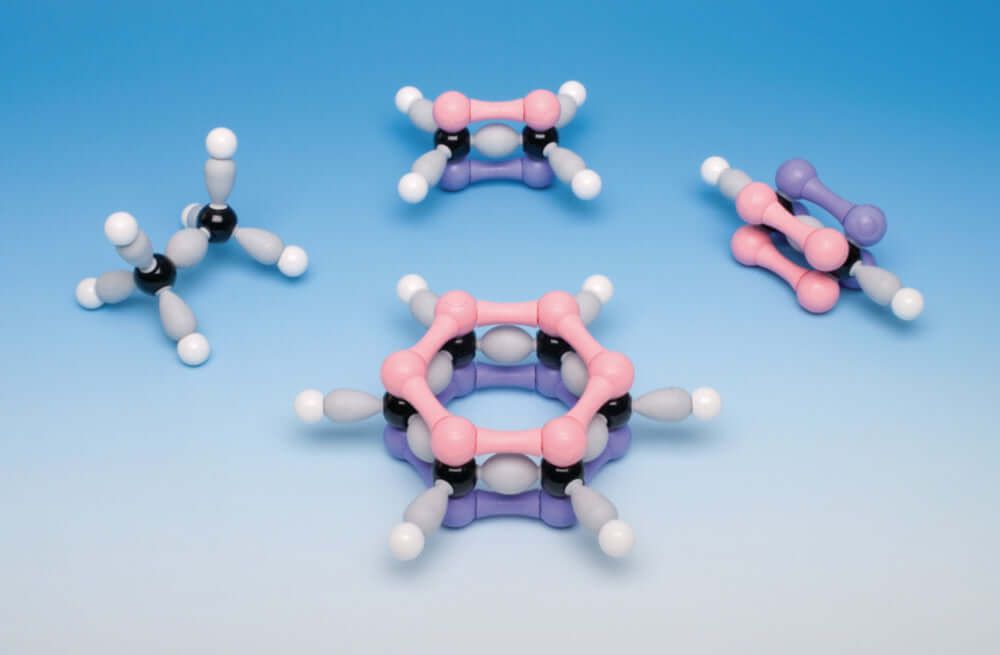 Molecuulbouwdoossysteem Molymod® | beschrijving: Benzeen, ethaan, etheen, acetyleen, 12C-atomen, 18 H-atomen, 9 p-bruggen en 18 s-bruggen